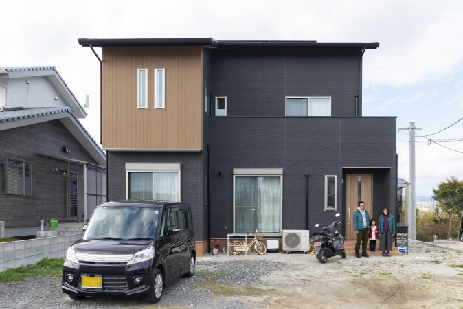 黒と木目を基調としたデザインで、落ち着きがあるお家です。