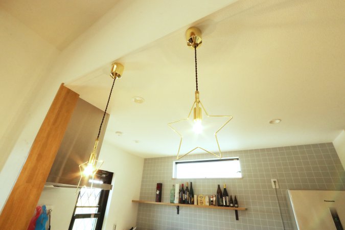 キッチン手元にはお家の雰囲気に合わせた星形のペンダントライト
