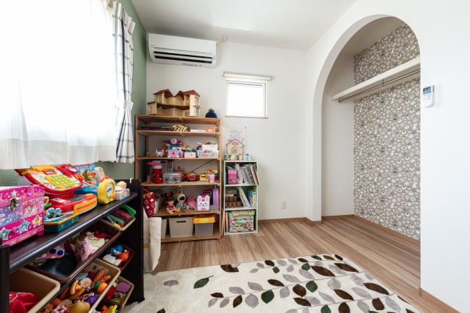 子供部屋のクローゼットの扉はあえて付けず、アーチ型のオープンなクローゼットに。
