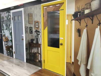 黄色のドアは自分で塗装するタイプです