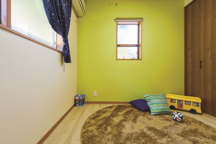 グリーンの壁紙がスタイリッシュな、息子さんのお部屋。