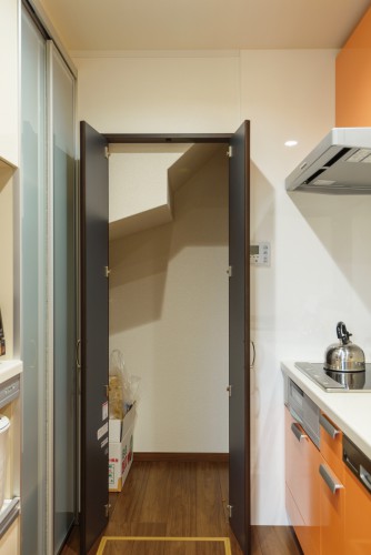 カウンターキッチンの奥には、食品庫兼収納庫の便利なドア付きパントリーが。