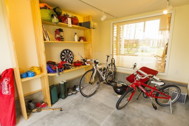 自転車やアウトドアギア、ガーデニング用品を収納できるガレージ