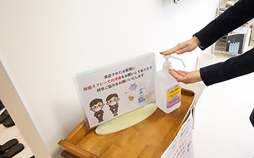 入り口に消毒スプレーを設置しております