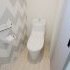 壁紙がアクセントのトイレは、お掃除しやくすくいつでも清潔な空間