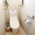 1Fのトイレには、階段下収納があり、トイレットペーパーなどを収納するのに便利です。施工事例
