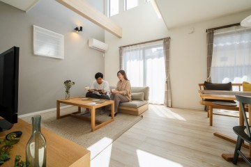 日差しが降り注ぐリビング