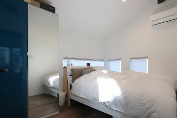 勾配天井のベッドルーム