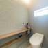 【前田南町モデルハウス】トイレのカウンター上にはエコカラットを貼りました。吸湿消臭機能で快適なトイレ空間になります。カウンターにはお好みのインテリアを。