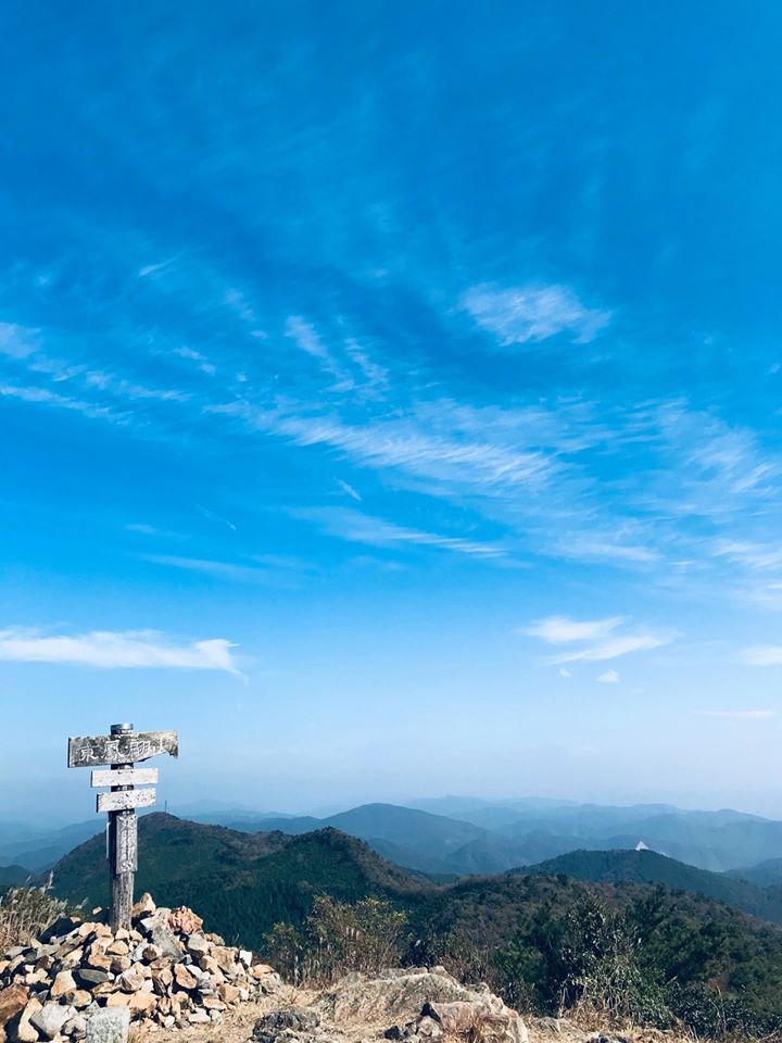 東鳳翩山 頂上 景色 風景 空 山登り