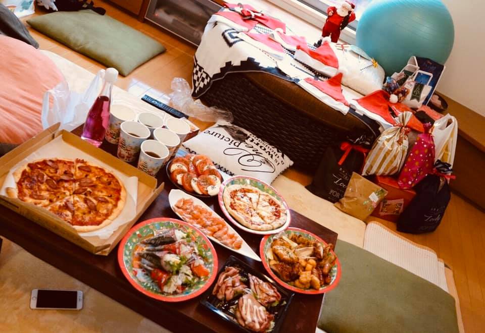 クリスマスパーティー クリスマスプレゼント ディナー ピザパーティー