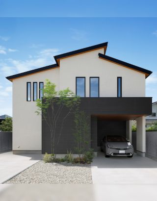 アシンメトリーな屋根が印象的なスタイリッシュハウス