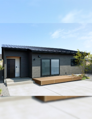アクセントクロスをうまく活用したインテリアが特徴の平屋住宅