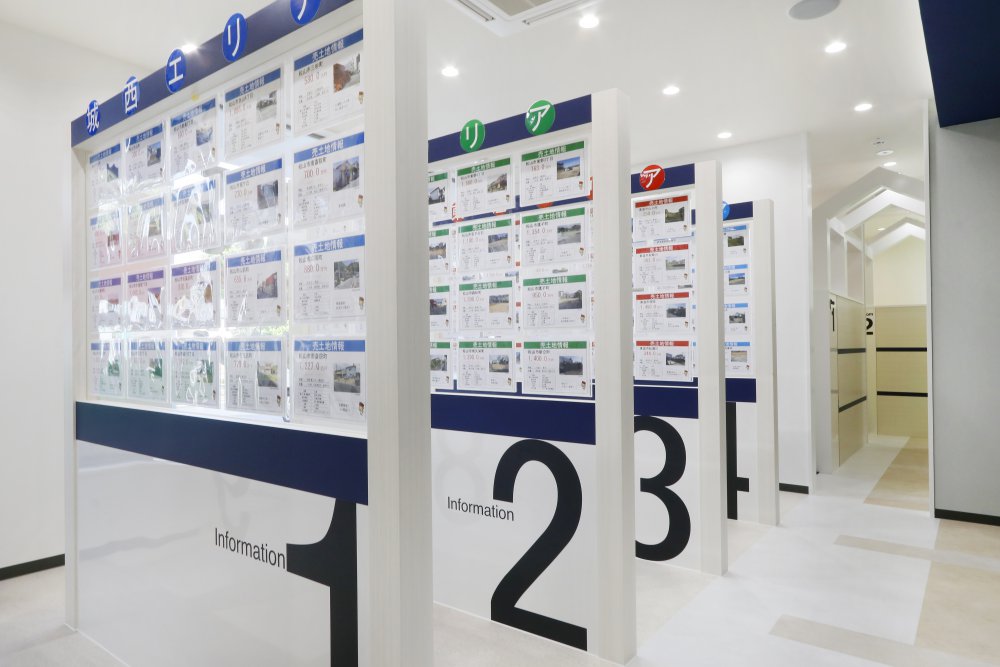 【土地情報コーナー】
愛媛県内の土地情報をエリア別に多数展示しています。家づくりだけでなく、土地探しもワンストップでサポートいたします。お客様のご希望の立地・条件をお伝えください。