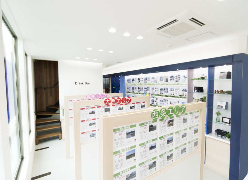 【土地情報&施工事例コーナー】
愛媛県内の土地情報をエリア別に多数展示しています。家づくりだけでなく、土地探しもワンストップでサポートいたします。お客様のご希望の立地・条件をお伝えください。
また、アレスホームがこれまで建ててきたお家の施工事例を一部掲載!自由設計なのでお客様ごとの個性あふれるお家がご覧いただけます。自分たちのイメージに近いお家を参考にして頂けます。