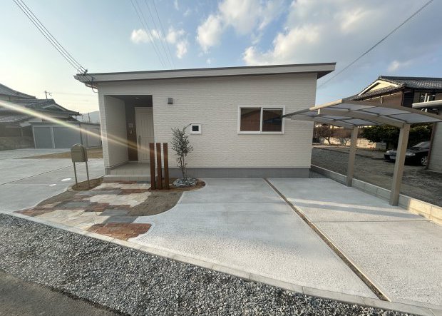 広々140坪の敷地にゆとりの27坪平屋|ガレージ・家庭菜園・天然芝で四季を楽しむ家
