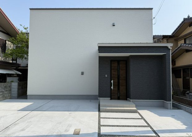 モダンな外観と機能的な間取りが魅力の2階建て住宅