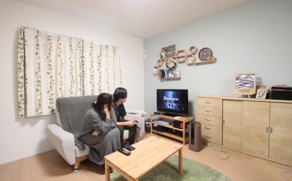 夫婦のこだわりが詰まった青いアクセントクロスが際立つデザインハウス