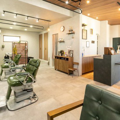 インテリアが映える理容室&美容室併用住宅