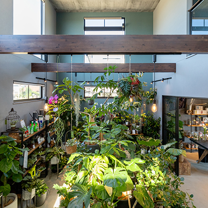 空間に個性を与えた開放感あるフラワーショップ