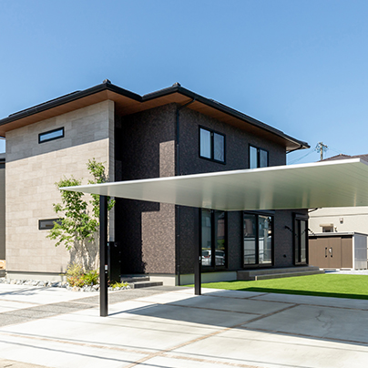 外壁タイルが目を惹く寄棟屋根の家