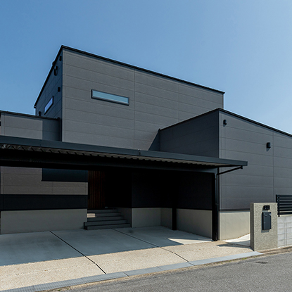 四角が重なるモダンな住まい