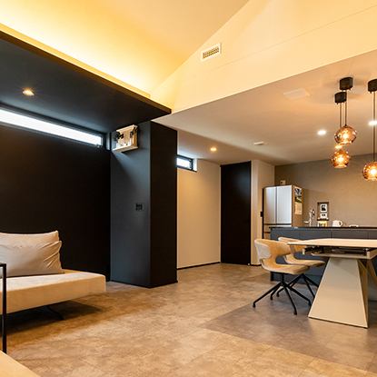 片流れ屋根が印象的な接骨院併用住宅