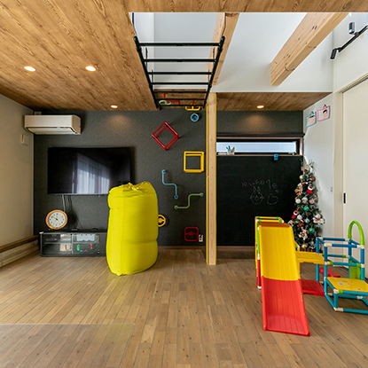 アスレチックのあるカフェスタイルの住まい