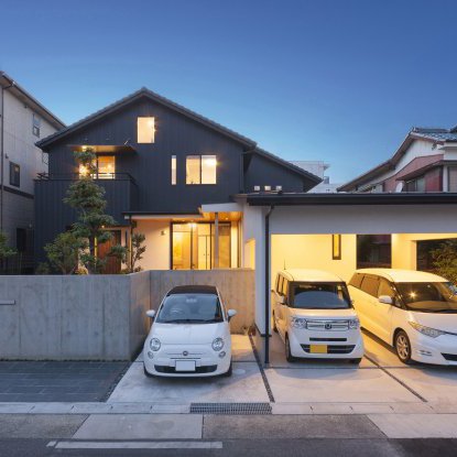 黒ガルバとウォールナットの二世帯住宅