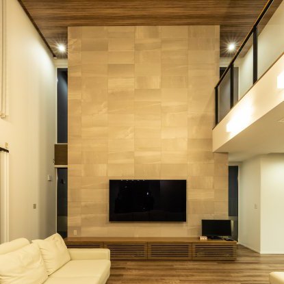 大きな吹き抜けのあるラグジュアリーハウス