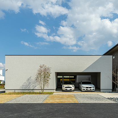 ガレージと中庭のあるデザイナーズハウス(津島展示場)