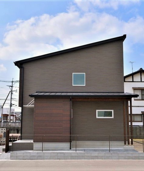 家の中心にストリップ階段のある家