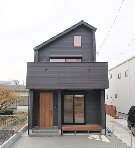 素足を楽しむ無垢板フローリングの家