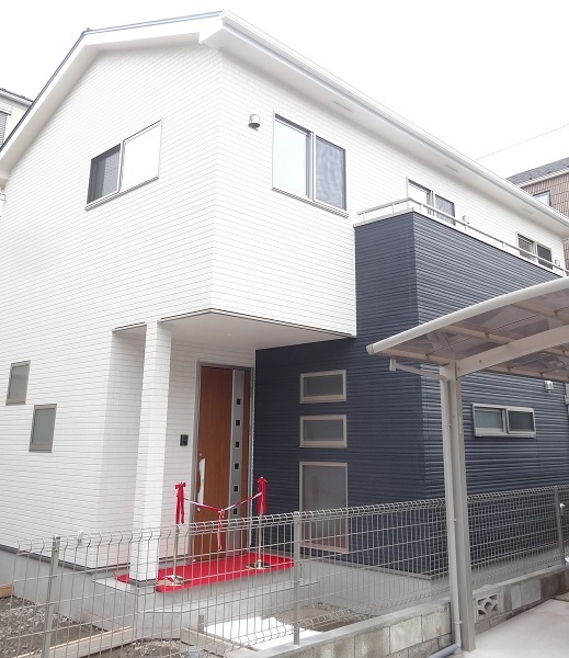 ダンスレッスンのための鏡貼りの個室がある家