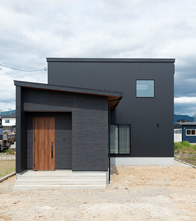 木とブラックが映える大人なホテルライクハウス