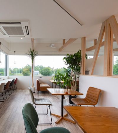 開放感×梁見せデザインが魅力のナチュラルカフェ