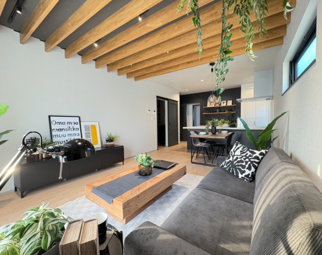 インテリア性の高い天井ルーバーで特別感のあるリビング