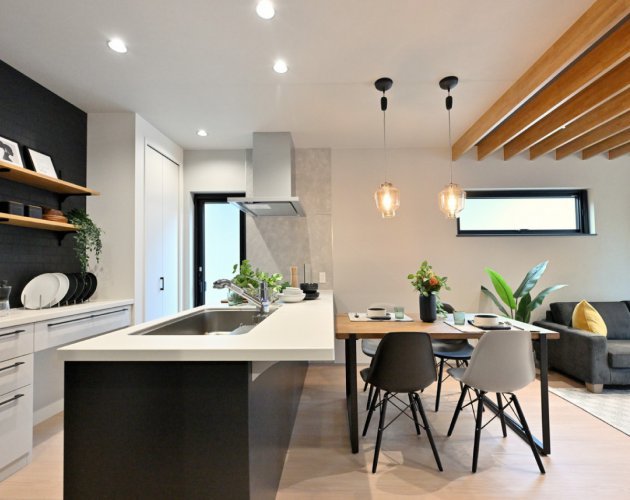 黒×白×木目が映えるLDK