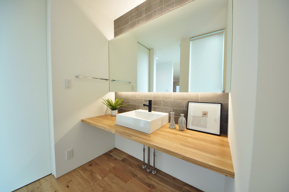 ホテルライクで高級感あふれる洗面台。