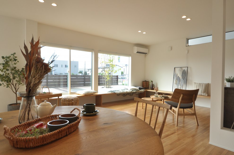 中からウッドデッキが見渡せるダイニング