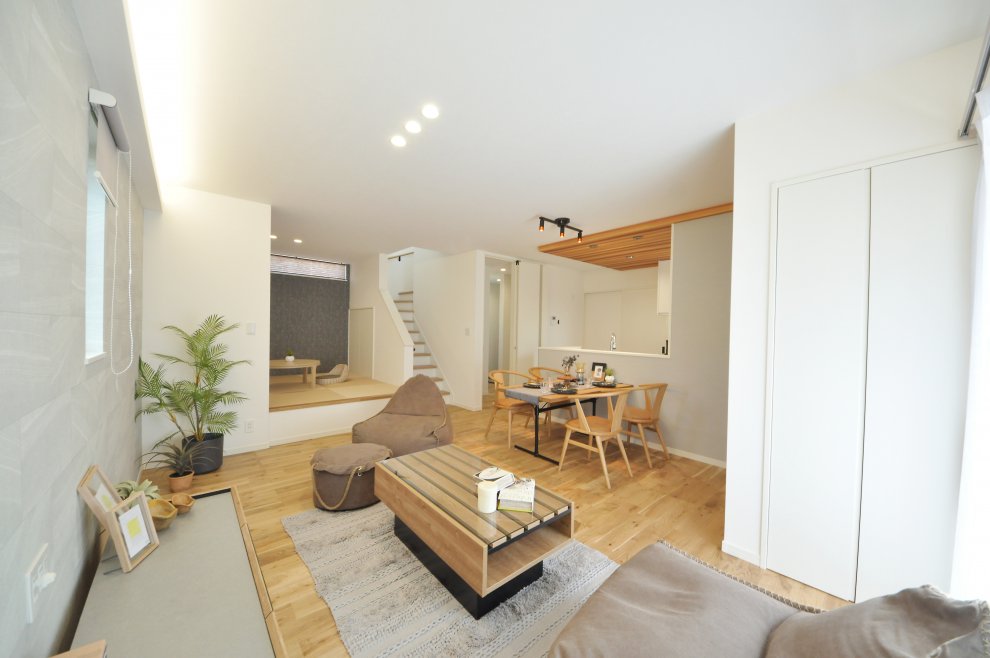 和室併設の広々としたリビングです。