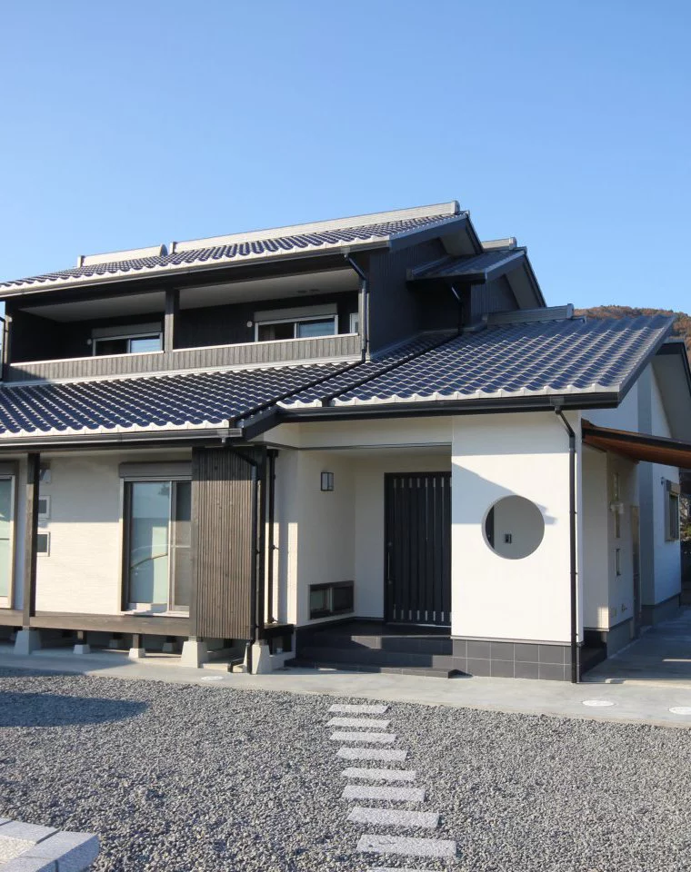 風景に馴染む和モダンの家