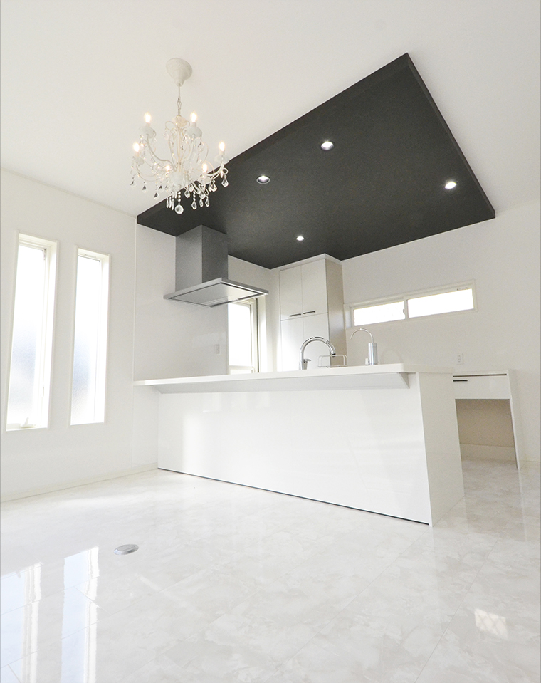 シャンデリアが主役のラグジュアリーなお家