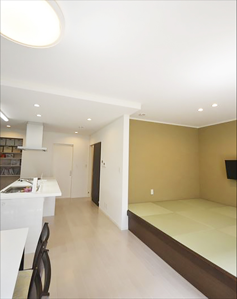 ビルトインガレージのある小上がり和室のお家