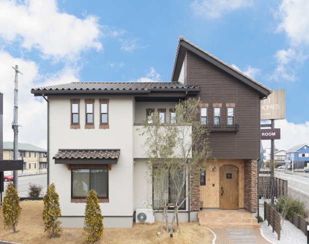 どこか懐かしい空気感を演出するカントリー調の外観が目を引くデザインに。