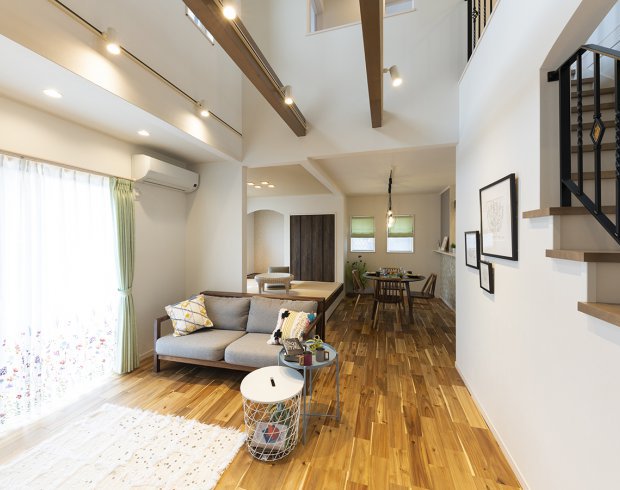 明るい日差しが差し込むLDK。吹抜けをつくり、天井を高く設計しているため、想像以上の空間の広がりに驚くお客様も。