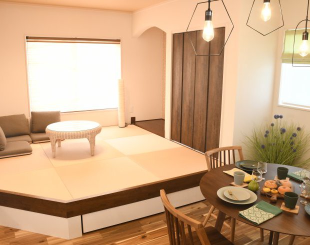 小上がり和室の下部を収納スペースにすることにより、空間を無駄なく活用。