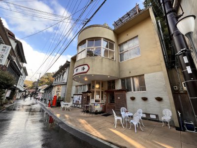 ひときわ目を引くレトロ調洋風建築物♪