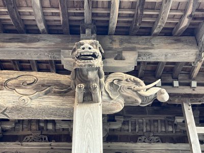 西楽寺の本堂にある彫刻(ΦωΦ)
