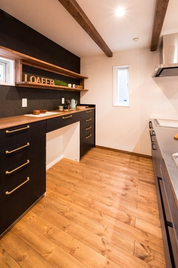 クールに仕上げた家族の共有スペース